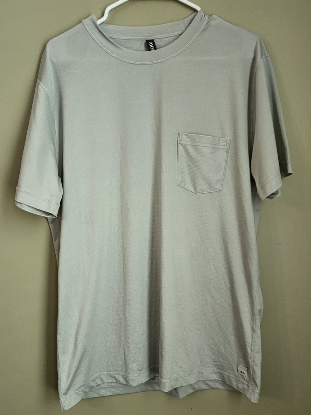 Vuori Men's Dry Fit Short-Sleeve Pocket Crew in Light Gray Size L
